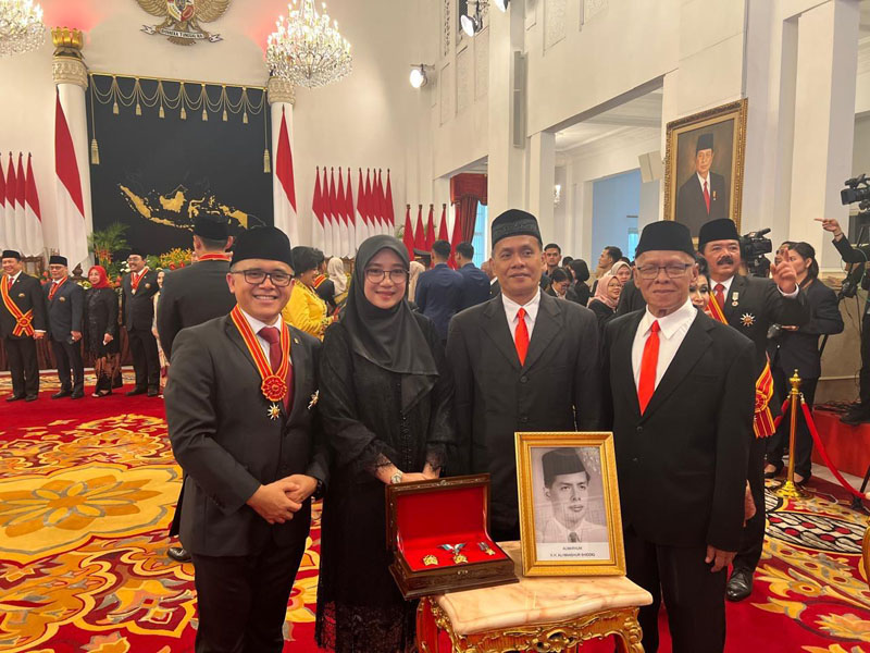 FOTO BARENG: Ahli waris KH Ali Mansur yang diwakili Syakir Ali dan Gus Saiful Ali berfoto bersama dengan Menpan-RB AA Anas didampingi&nbsp; Bupati Ipuk usai menerima Bintang Budaya Parama Dharma