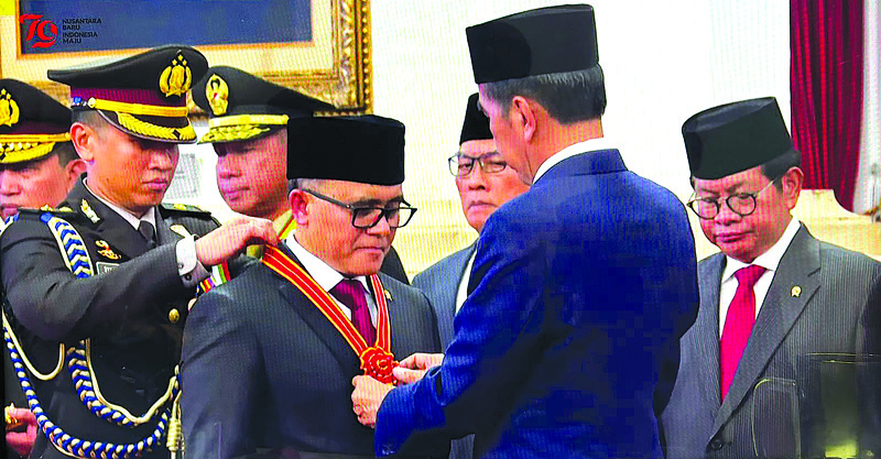 KEHORMATAN: Abdullah Azwar Anas menerima tanda kehormatan  Bintang Mahaputera Pratama