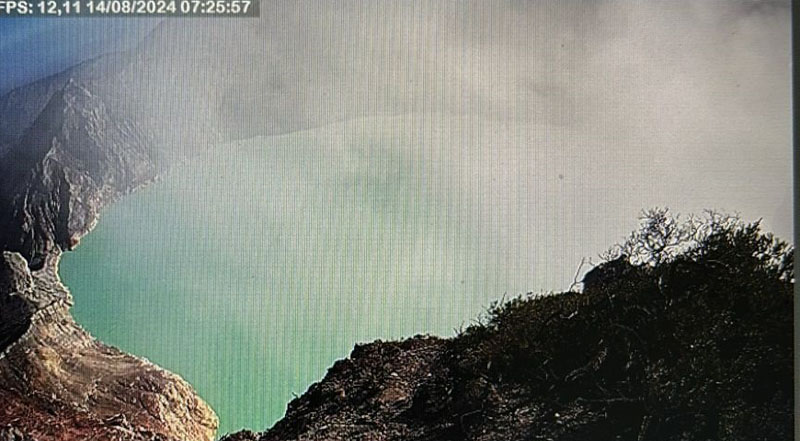 MASIH DILARANG: Sejumlah wisatawan menikmati suasana di dekat Kawah Ijen beberapa waktu lalu.