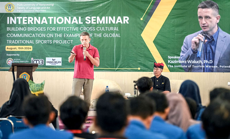 BAHAS SPORT TOURISM: Akademisi Pawel Wlodkowic University College, Polandia, Kazimiers Waluch menyampaikan materi pada seminar internasional di kampus Uniba Rabu (15/6).