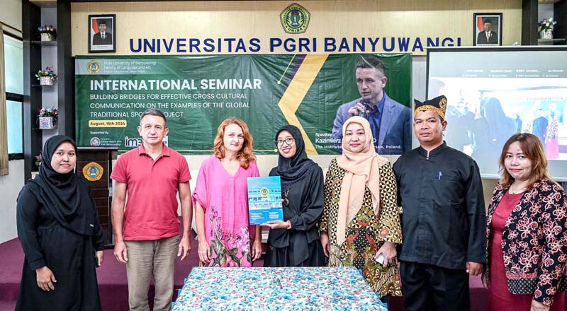SATU VISI: Perwakilan Uniba dan Pawel Wlodkowic University College, Polandia menunjukkan map berisi dokumen kerja sama antarkedua perguruan tinggi.