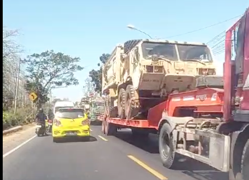 DIANGKUT LEWAT DARAT: Iring-iringan truk ukuran besar mengangkut kendaraan tempur milik US Army menuju Asembagus untuk mengikuti Latgabma Multi Nasional Super Garuda Shield (SGS) 2024.