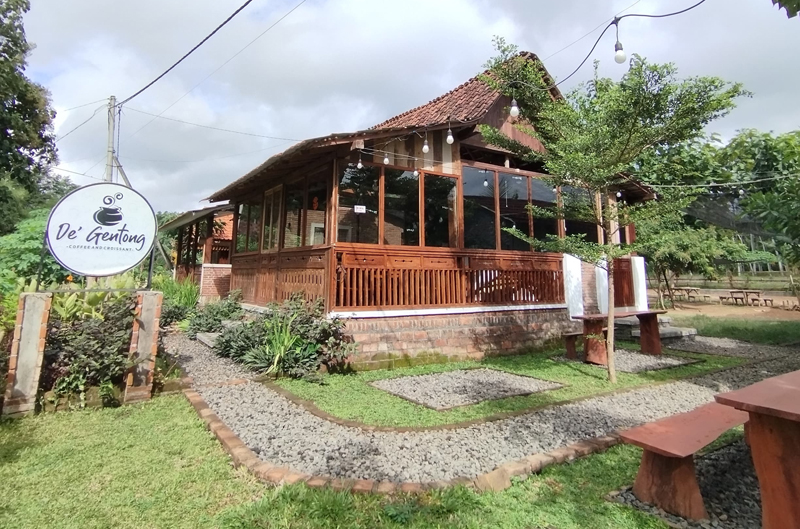 De Gentong Cafe berupa bangunan tradisional dari kayu yang dikelilingi lingkungan asri dan alami.