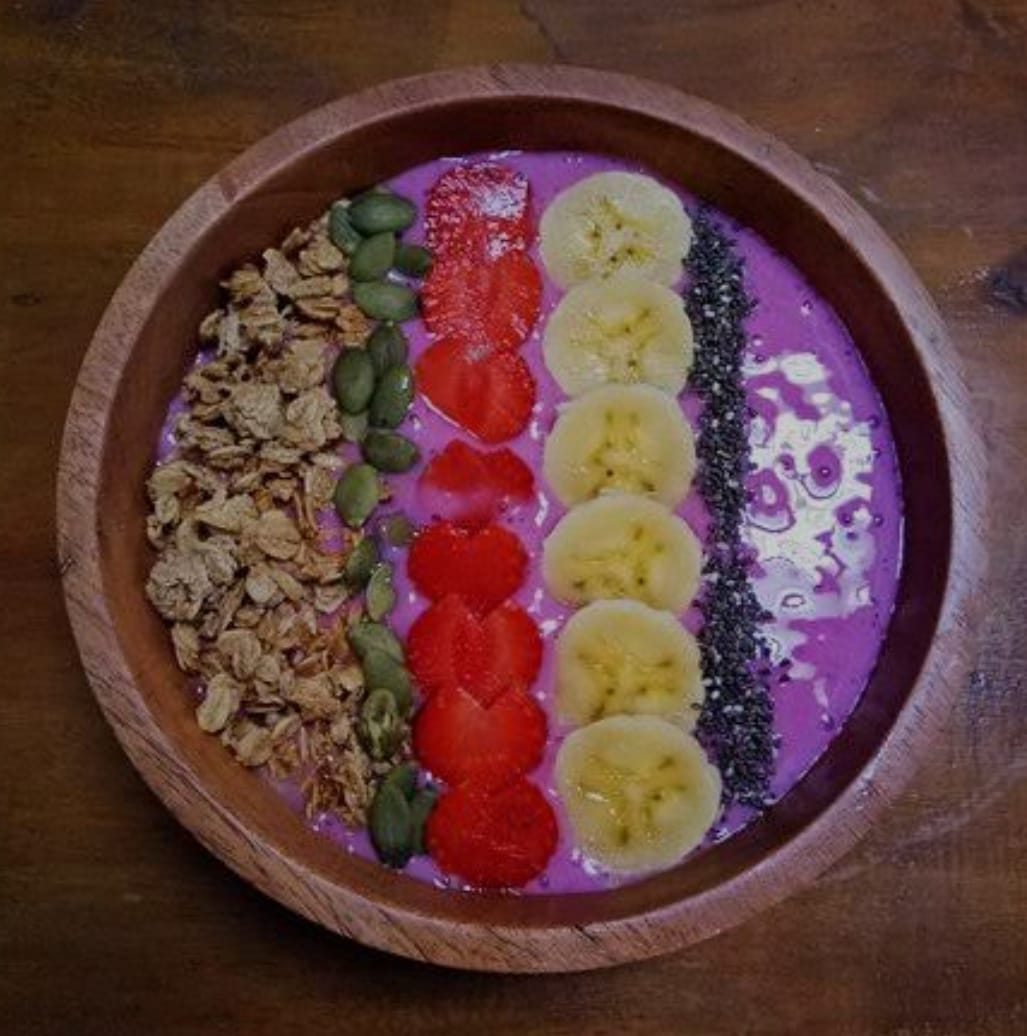 Red Smoothies Bowl yang disuguhkan di Palm Sugar Cafe merupakan makanan yang sehat dan nikmat.