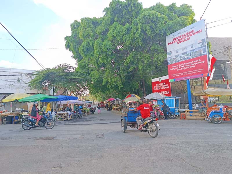 GANGGU ARUS LALIN: Sejumlah PKL kembali berjualan di Jalan Diponegoro, sebelah barat Gedung Juang 45 Rabu (15/8).
