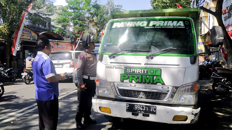 PERINGATAN: Kanit Lantas Polsek Genteng Iptu Suharto mengingatkan sopir truk untuk tidak mengulangi lewat Jalan Gajah Mada Desa Genteng Kulon, Kecamatan Genteng agar tidak macet, Kamis (15/8).
