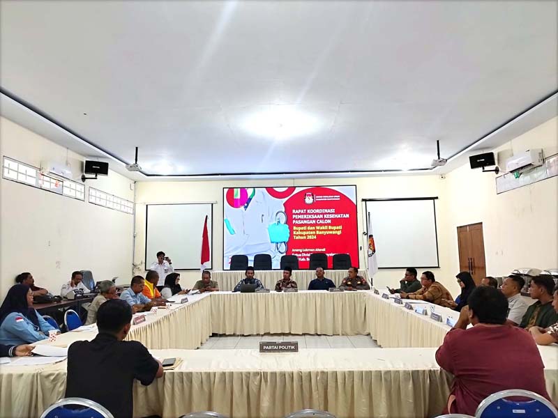 DUDUK BARENG: Komisioner KPU bersama lintas elemen menggelar rakor pemeriksaan kesehatan cabup-cawabup di kantor KPU Banyuwangi Rabu (15/8).
