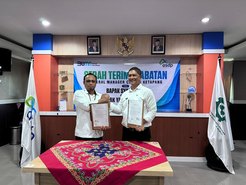 PISAH SAMBUT: Yani Andriyanto (kiri) menggantikan Syamsudin sebagai General Manager PT ASDP Ketapang.