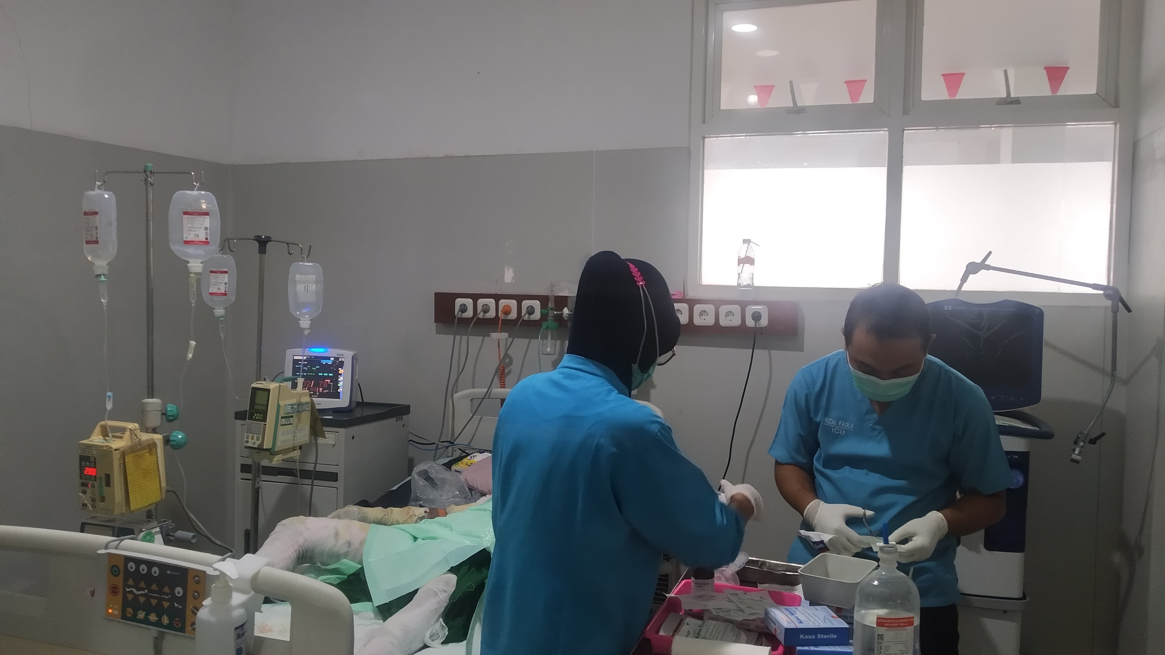 INTENSIF: Milawati saat mendapat perawatan di ruang ICU RSUD Genteng pada Selasa (13/8).