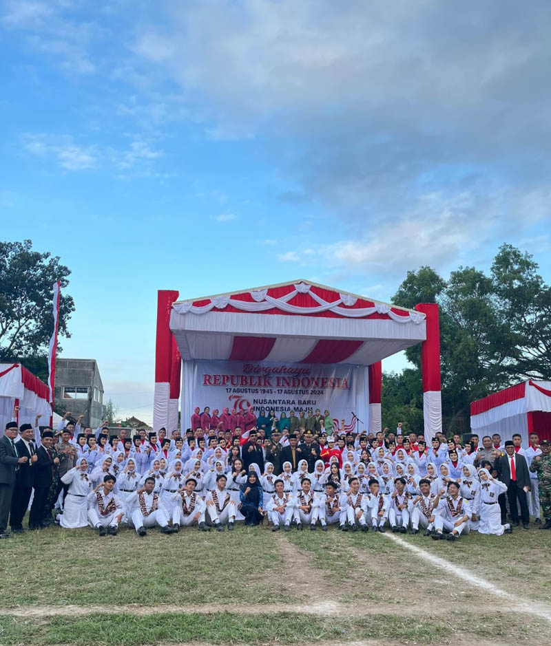 SEMANGAT: Kepala SMAN 1 Genteng I Ketut Renen bersama Forpimka Genteng dan siswa setelah upacara HUT ke-79 RI di RTH Maron, Desa Genteng Kulon, Kecamatan Genteng pada Sabtu (17/8).