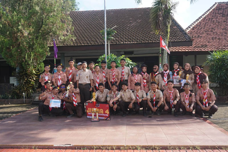 BANGGA: Siswa Smansa usai upacara Hari Pramuka dan pembagian piala kejuaraan di halaman tengah sekolah pada Rabu (14/8).