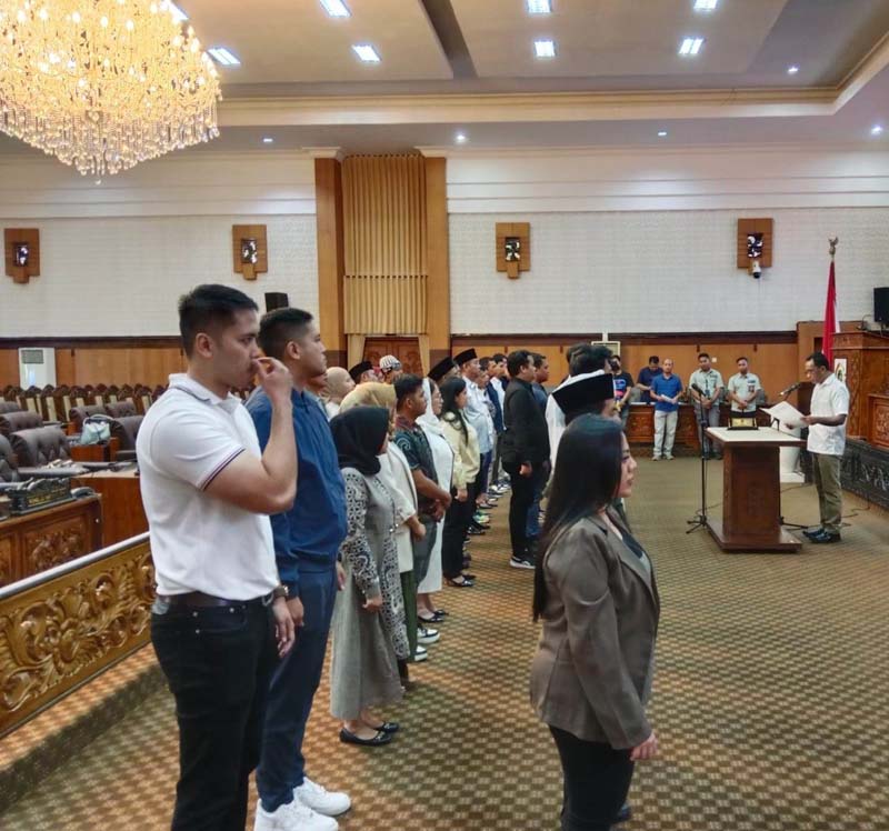LATIHAN: Puluhan calon anggota dewan terpilih menjalani gladi bersih pelantikan di ruang rapat paripurna kantor DPRD Banyuwangi pada Minggu (18/8).