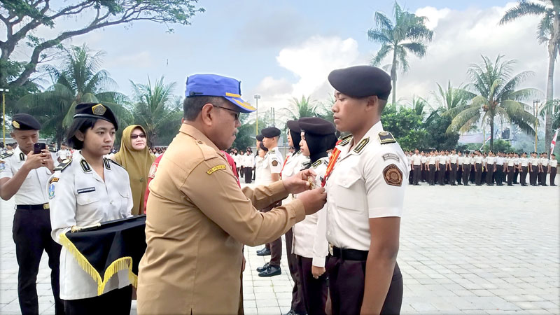 ERA BARU: Kepala Smadatara Mujib melantik pengurus organisasi baru di Lapangan Tribata, Smadatara, Desa Kembiritan, Kecamatan Genteng Senin (19/8).