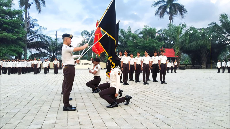 MENGABDI: Ketua umum baru pengurus organisasi hendak dilantik di Lapangan Tribata, Smadatara, Desa Kembiritan, Kecamatan Genteng Senin (19/8).