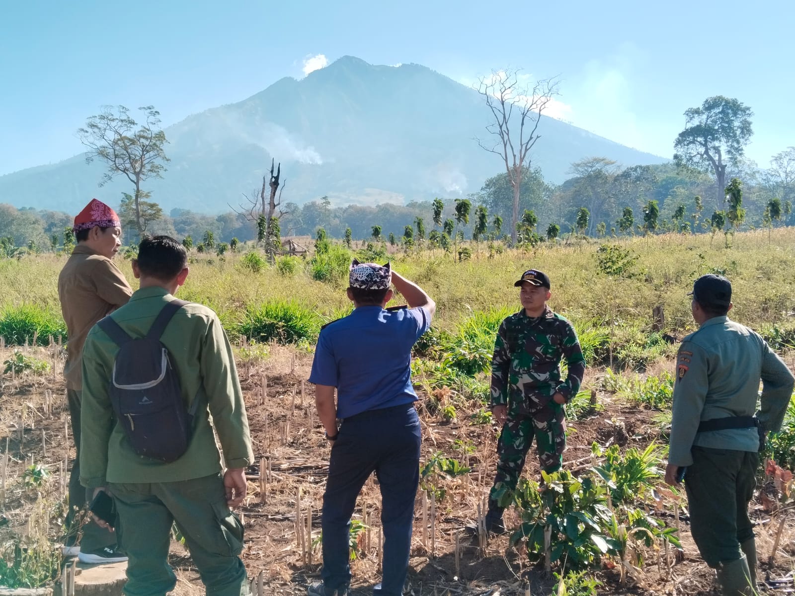 PEMANTAUAN: Tim gabungan memantau perkembangan kebakaran di Kawasan Hutan Gunung Merapi Ringgih Banyuwangi