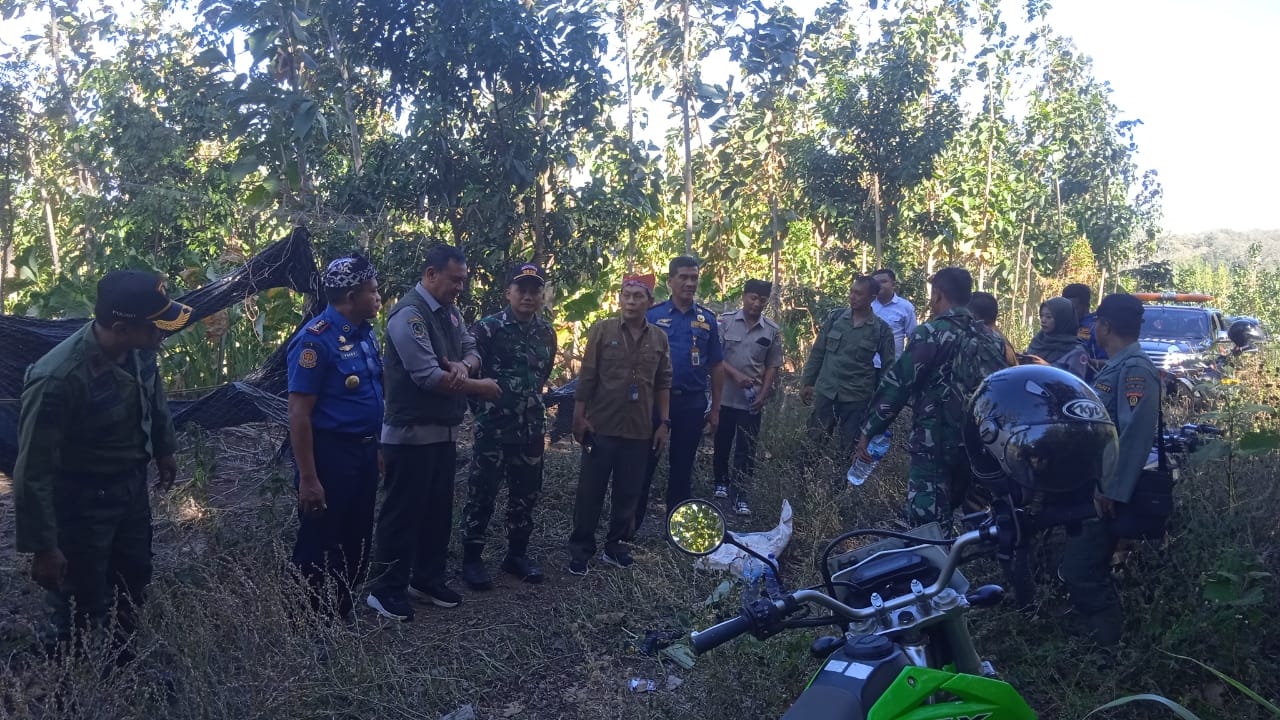 SIAGA: Tim BPBD, Perhutani, TNI, dan Perhutani melakukan koordinasi untuk mengantisipasi meluasnya&nbsp; kebakaran di area Gunung Merapi Ringgih, Selasa (20/8).