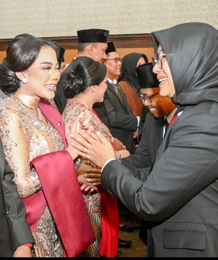 AKRAB: Desi Prakasiwi, anggota DPRD dari PDIP yang berangkat dari Dapil 3 (Muncar dan Tegaldlimo) mendapatkan ucapan selamat dari Bupati Ipuk Fiestiandani.