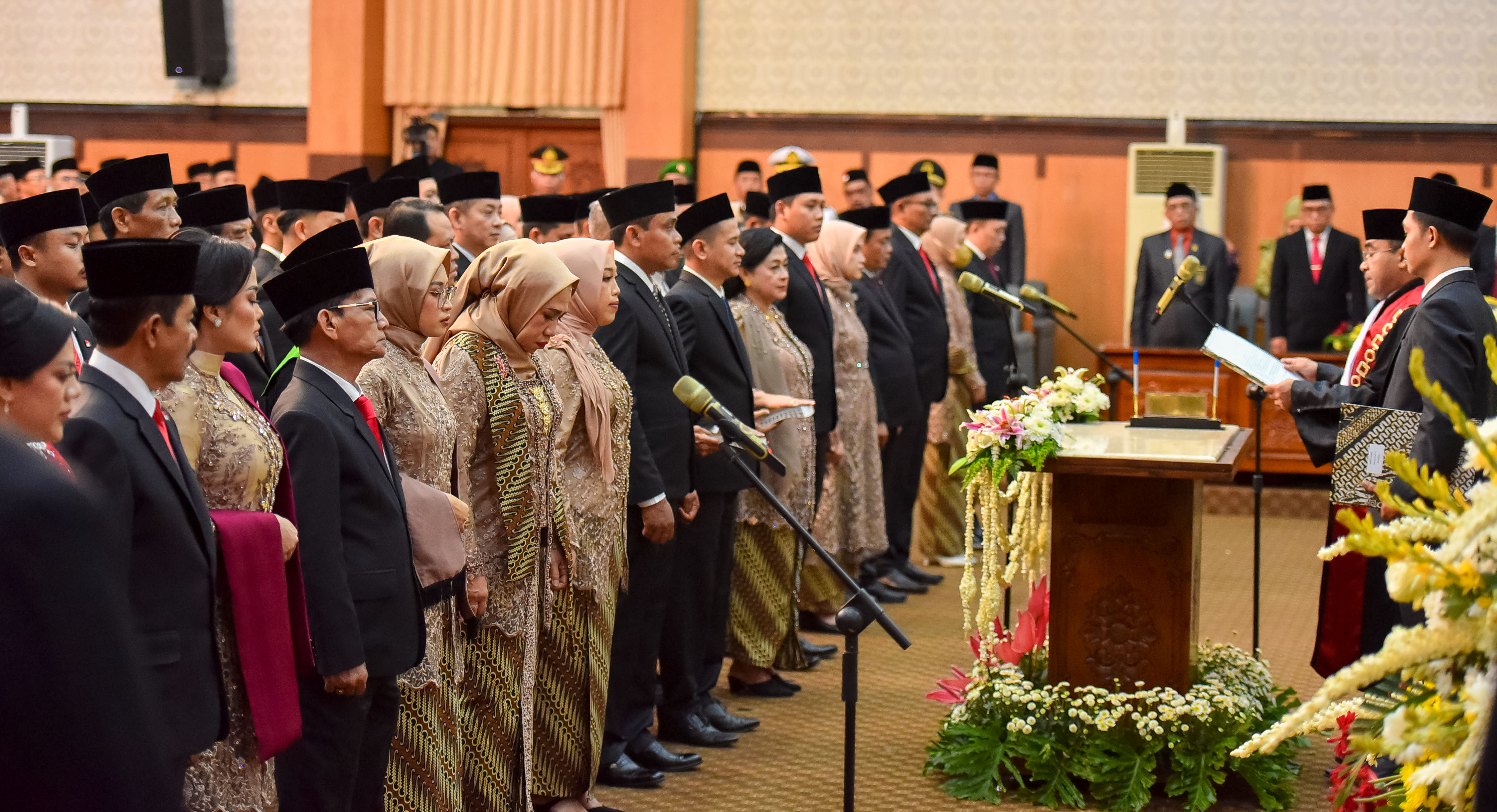 PELANTIKAN: Sebanyak 50 anggota DPRD diambil sumpah dan janji oleh&nbsp; Ketua Pengadilan Negeri&nbsp; Banyuwangi Mohammad Pandji Santoso di ruang rapat paripurna gedung DPRD Banyuwangi, Rabu (21/8).