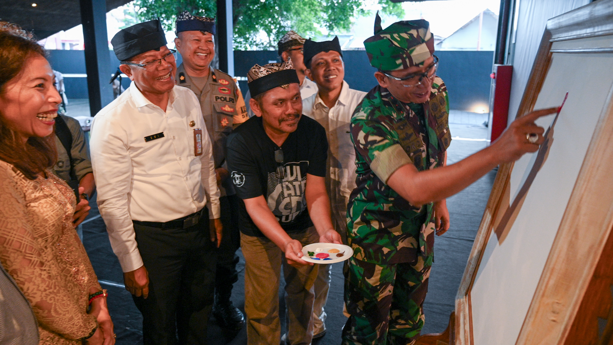 CARA UNIK: Dandim 0825 Letkol Arh Joko Sukoyo menggoreskan tinta dengan jari pada rangkaian pameran lukisan tunggal bertajuk Exhibition Indonesia Warna Rosi di Gedung Juang 45.