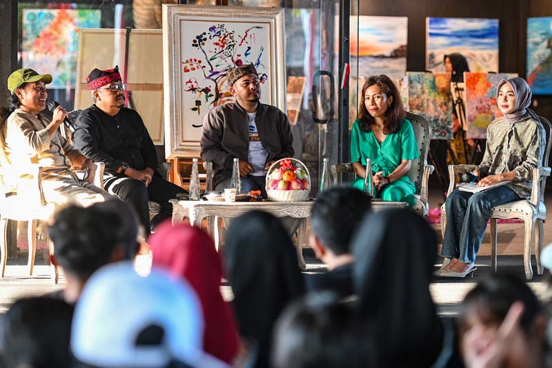 BERBAGI PEGALAMAN: Ni Nyoman Rosita Ujianti Yordey (dua dari kanan) berdialog dengan Direktur JP-RaBa Samsudin Adlawi (kiri), Plt Kepala Dibudpar Taufik Rohman (dua dari kiri) dan akademisi Untag