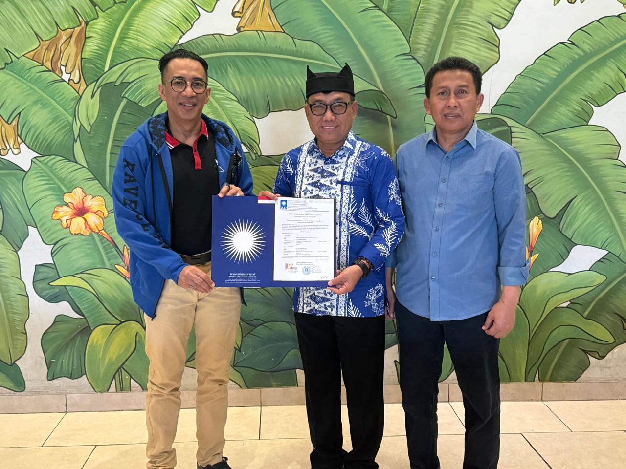 PARTAI MATAHARI: Ketua Dewan Pimpinan Wilayah (DPW) PAN Jatim Ahmad Rizki S. didampingi Sekretaris DPW Husnul Aqib menyerahkan rekom kepada duet Ipuk-Mujiono di Surabaya.