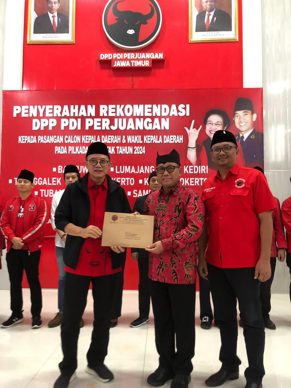 PEMENANG PEMILU: Wakil Ketua Bidang Kehormatan DPD PDIP Jatim Budi Sulistyono (kiri) didampingi Ketua DPC PDIP Banyuwangi I Made Cahyana Negara (kanan) menyerahkan rekomendasi kepada Mujiono