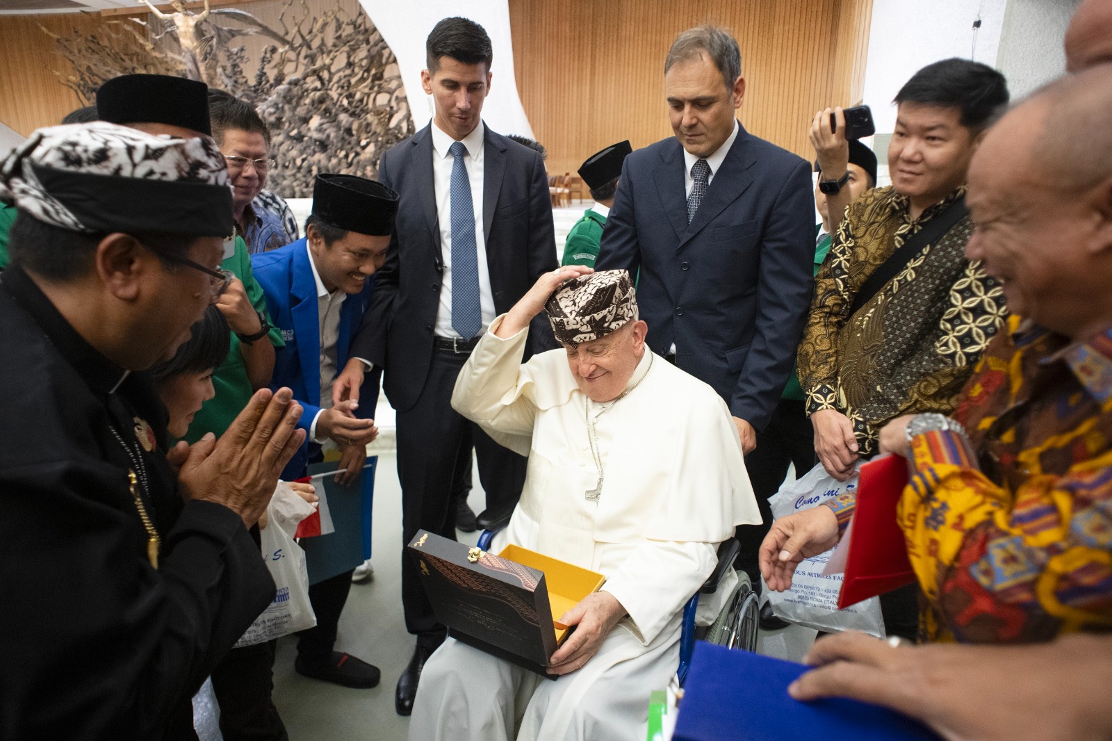 KEJADIAN LANGKA: Romo Fadjar Soekarno memasangkan udeng kepada pimpinan tertinggi Gereja Katolik Dunia Paus Fransiskus di Vatikan pada Rabu lalu (21/8).