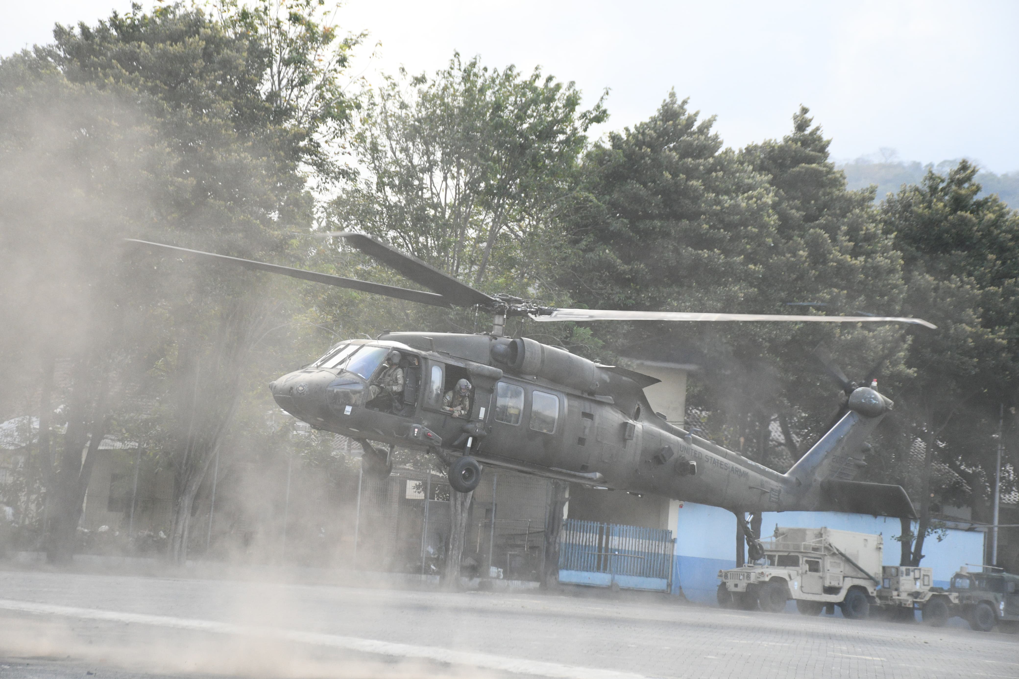 TERUSIK SINAR LASER: Danlanal Letkol Laut (P) Hafidz (tengah) meminta masyarakat di wilayah Giri untuk tidak mengarahkan laser ke udara selama helikopter militer melakukan uji coba penerbangan.