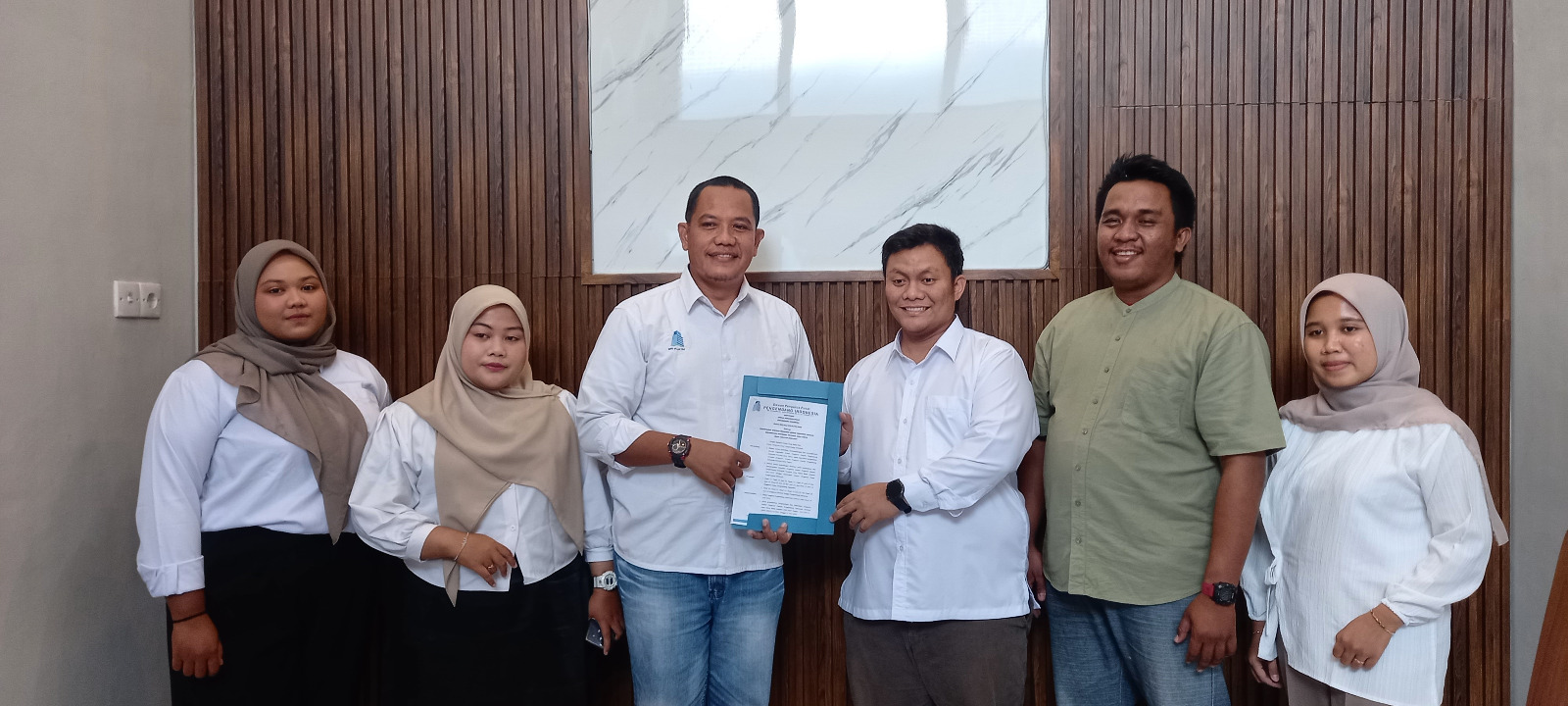 Ketua DPD PI Jatim Bayu Perkasa ST (tiga dari kanan) menyerahkan SK kepada Ketua Advokasi DPD PI Jatim Moch. Zaeni di Jalan PB Sudirman Banyuwangi, Kamis (22/8).
