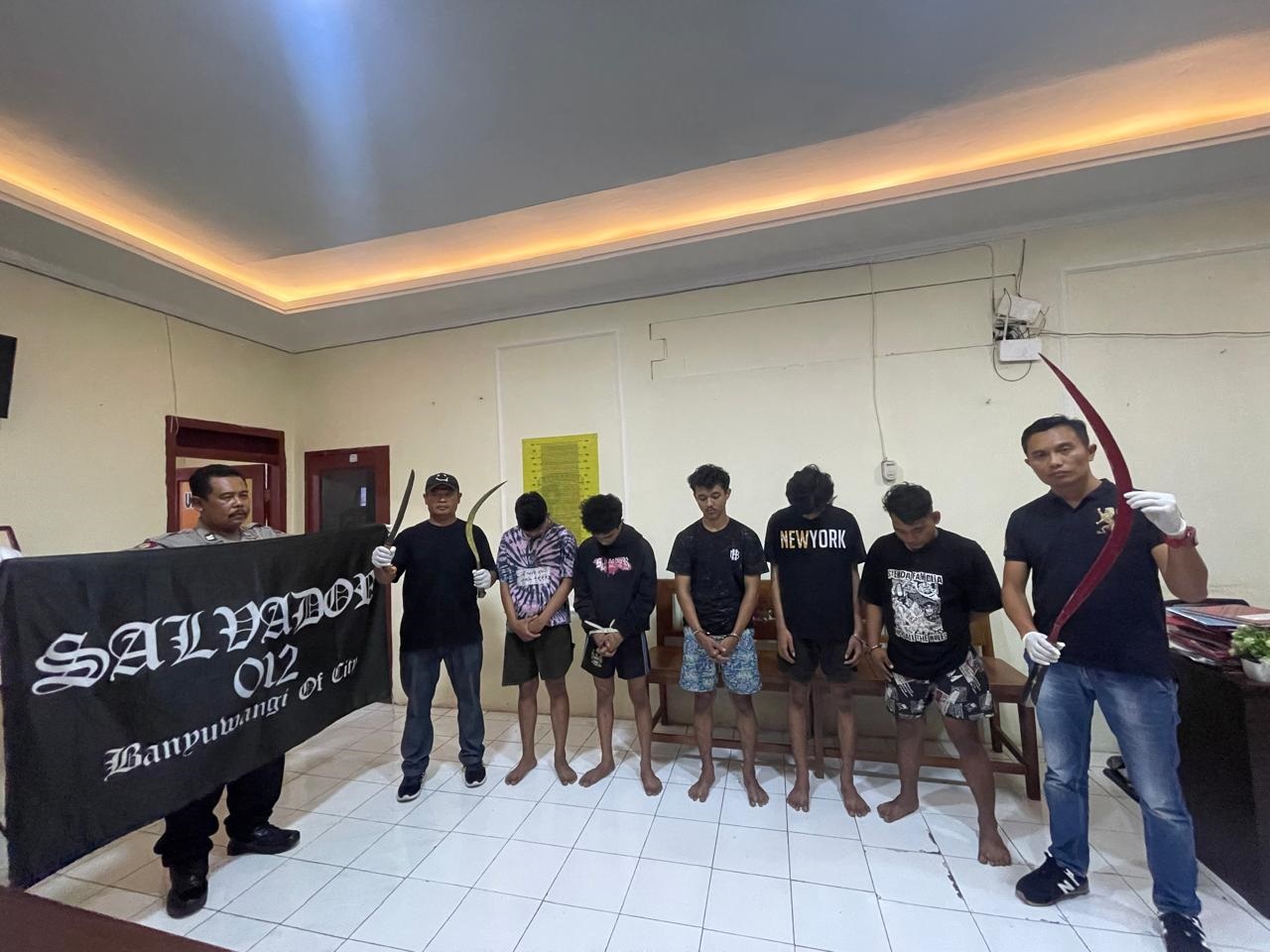 DIRINGKUS: Para anggota geng motor berinisial FJ, RF, SH, B, dan Z diamankan di Mapolsek Muncar Rabu (22/8)