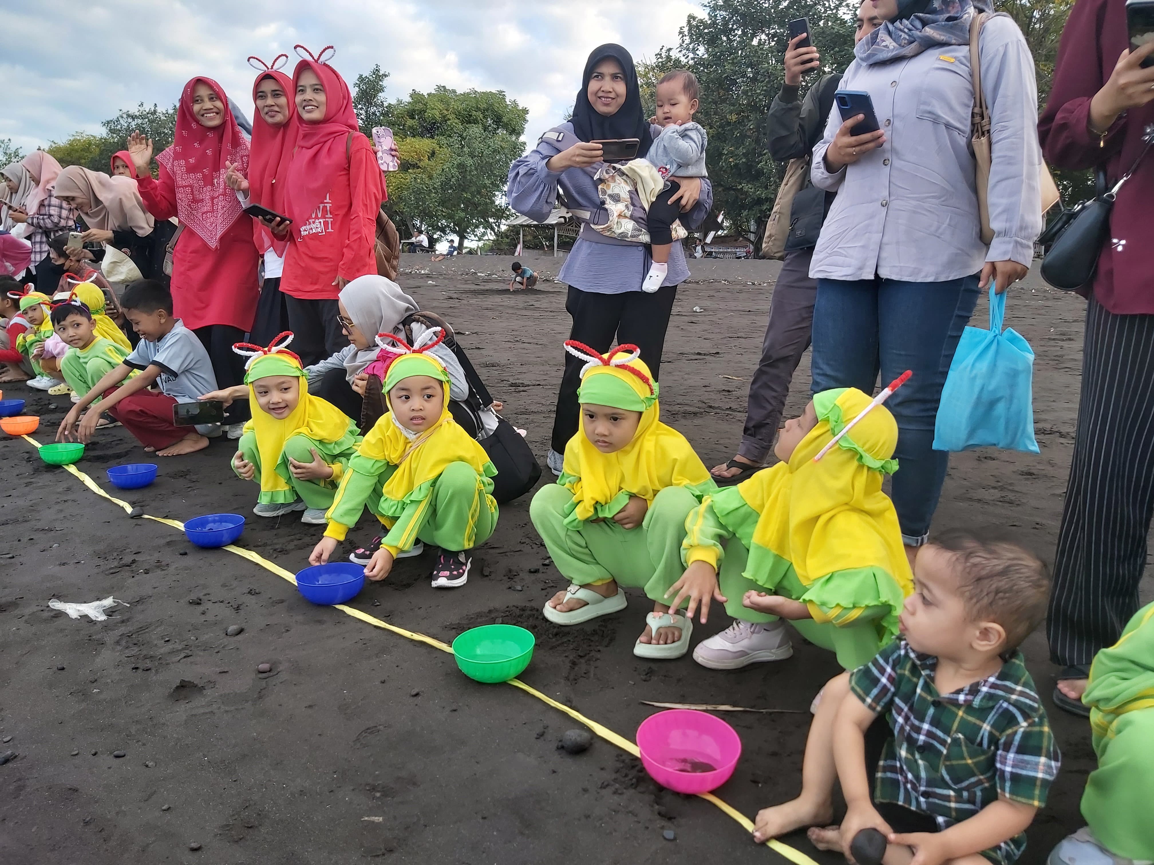 ANTUSIAS: Ratusan siswa TK ABA 1 Banyuwangi melepasliarkan tukik dari Pantai Pulau Santen Banyuwangi