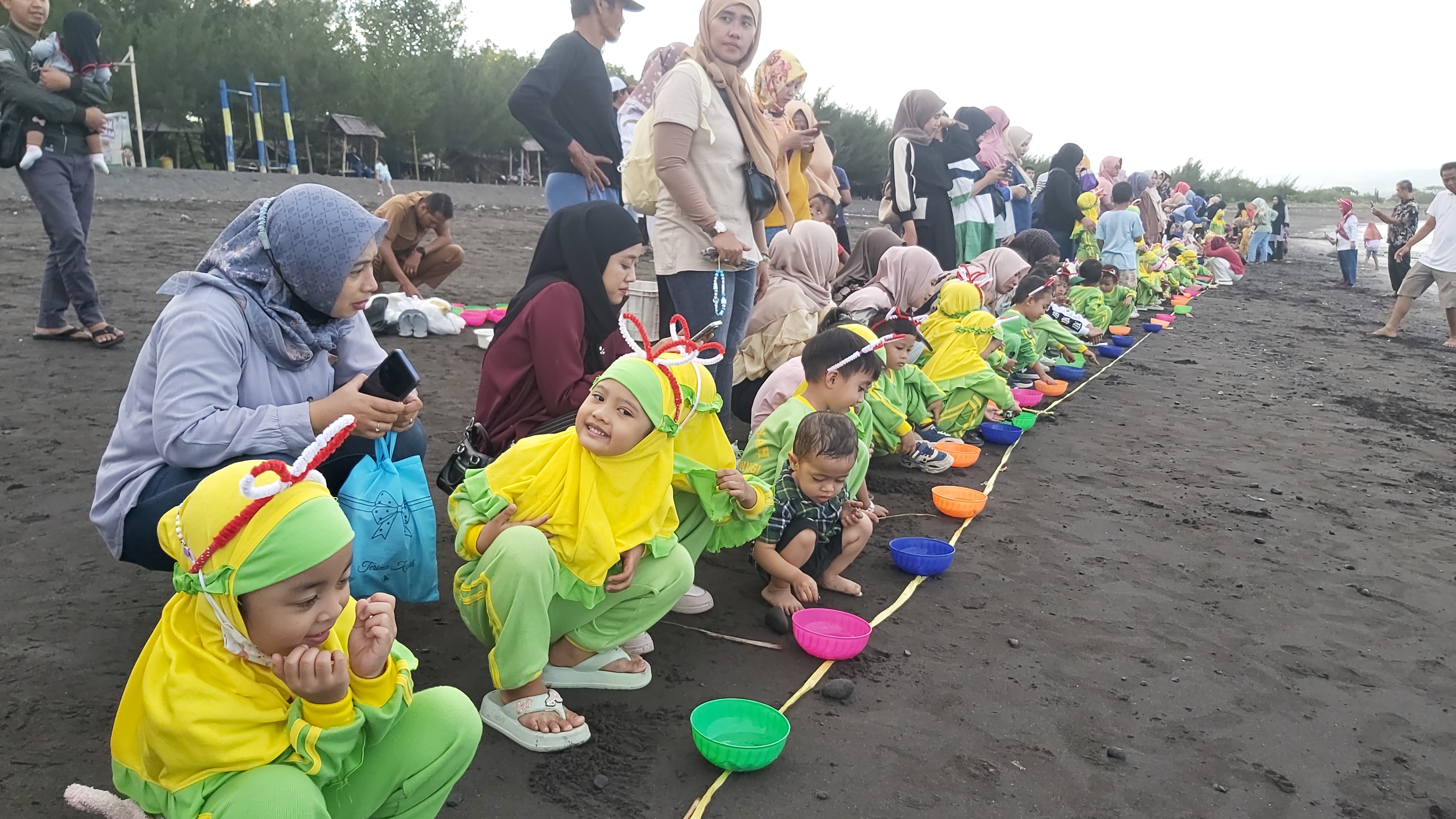 KEMBALI KE ALAM: Siswa dan wali murid TK Aisyiyah 1 Banyuwangi melepas tukik ke lautan lepas