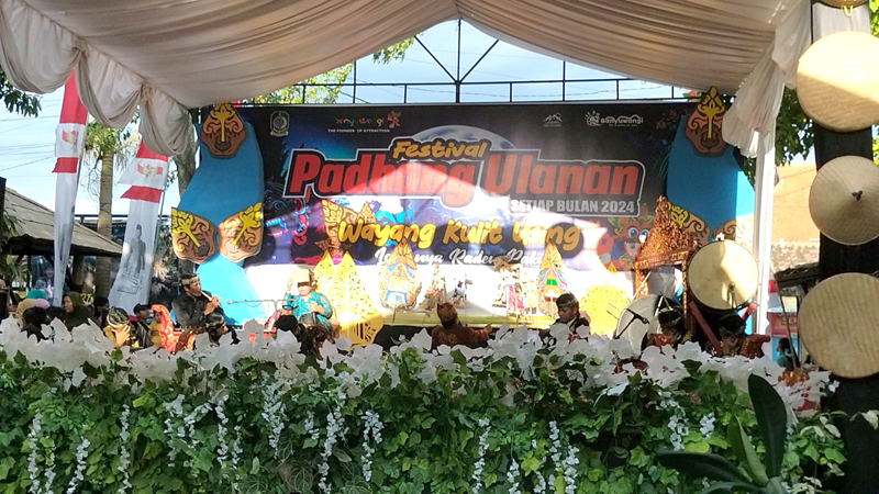 PERKENALKAN BUDAYA: Festival Padhang Ulanan di Balai Desa Gintangan Sabtu (24/8), menampilkan pertunjukan seni budaya mulai tari jejer gandrung kembang menur, tari rodat syi&rsquo;iran, hingga wayang kulit