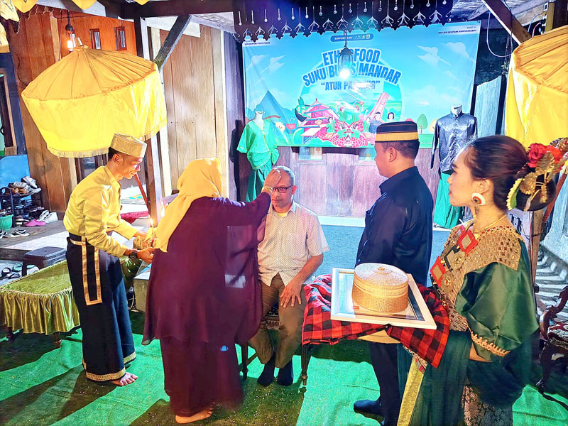 WARGA BARU: Puang Dahliana Daeng Kebo&rsquo; menjalankan ritual sebelum memberikan gelar Keluarga Kehormatan kepada Danlanal Banyuwangi Letkol Laut (P) Hafidz di Balai Adat Mandar, Kelurahan Kampung Mandar,