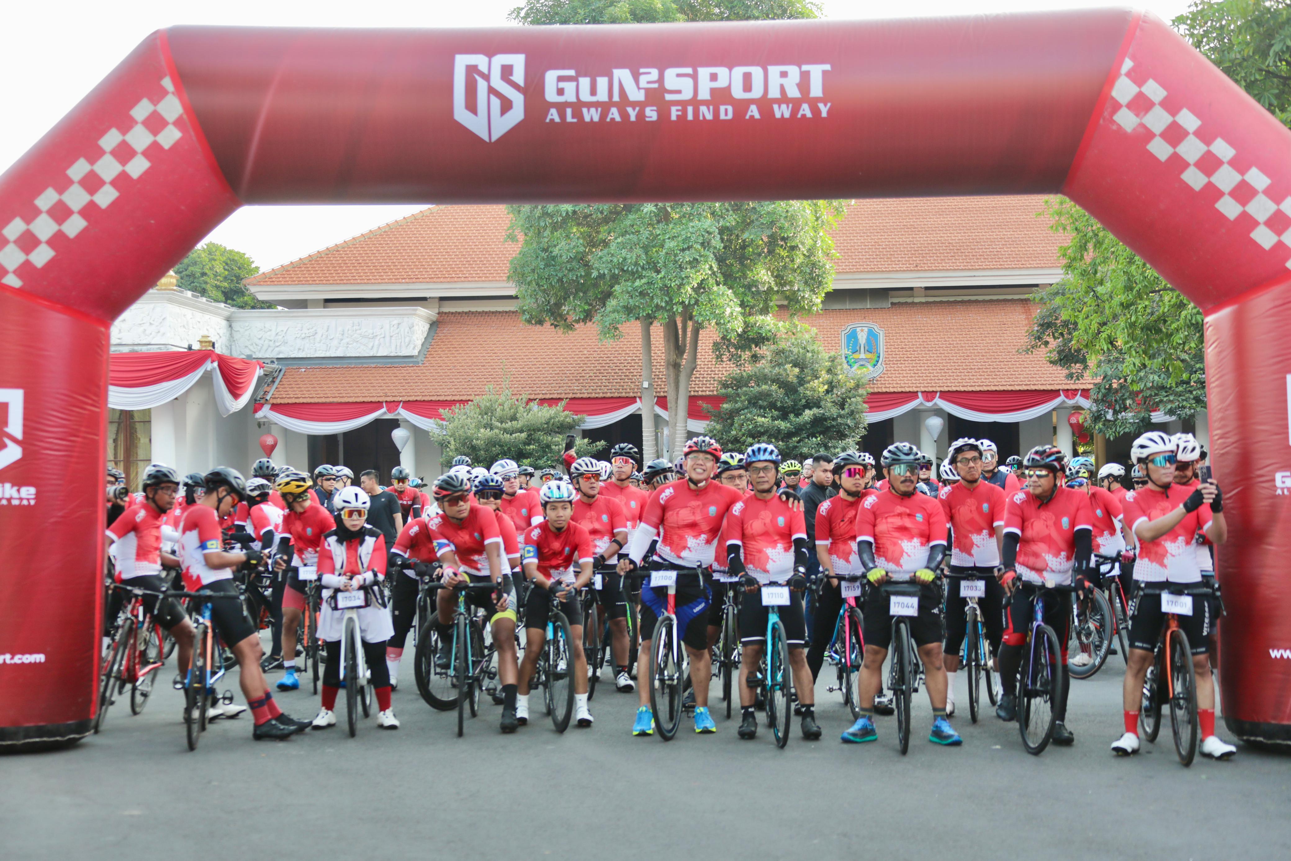 Pesepeda mengikuti gowes kemerdekaan yang diinisiasi Dokter Agung Mulyono.
