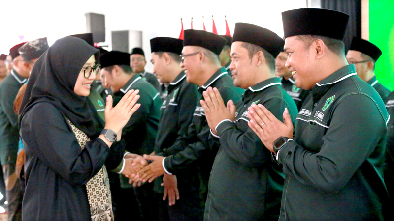 AJAK BERSINERGI: Bupati Ipuk Fiestiandani memberikan selamat kepada para pengurus ISNU yang baru dilantik di Pendapa Sabha Swagata Blambangan pada Sabtu (24/8).