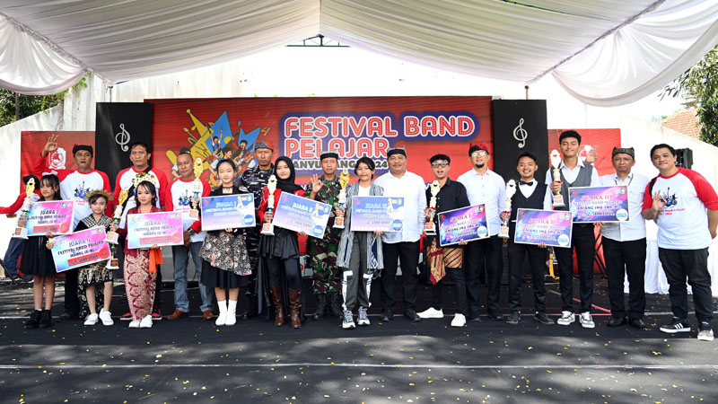 RAIH PRESTASI: Sekretaris Dispendik Alfian menyerahkan piala dan plakat juara I Festival Band Pelajar 2024 jenjang SMA/sederajat.