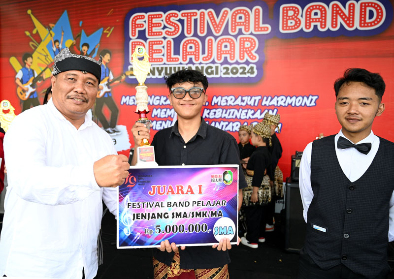 BANGGA: Para juara dari berbagai kategori berfoto bersama Sekretaris Dispendik Alfian, perwakilan Forkopimda, dan dewan juri.