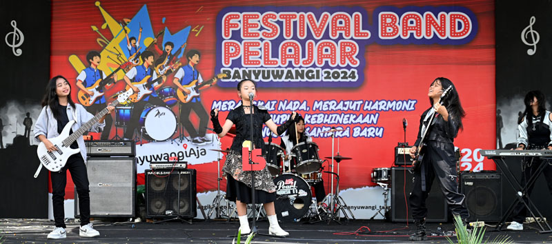 UNJUK AKSI: Salah satu peserta menggebrak panggung Festival Band Pelajar 2024 di Lapangan Kedayunan, Kecamatan Kabat, pada Sabtu (24/8).