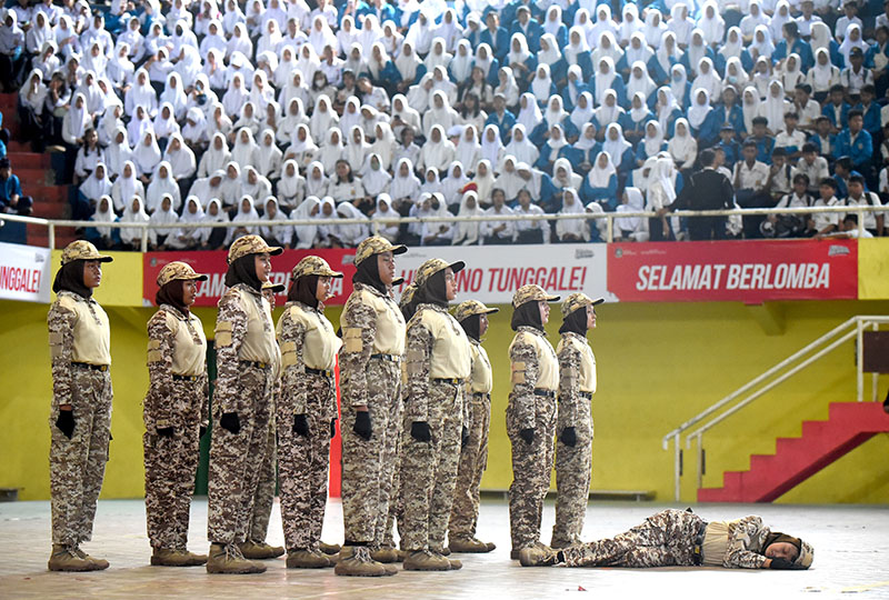 IMPROVISASI: Gerakan prank anggota pasukan pura-pura jatuh seperti ini tidak termasuk gerakan wajib LKBB.