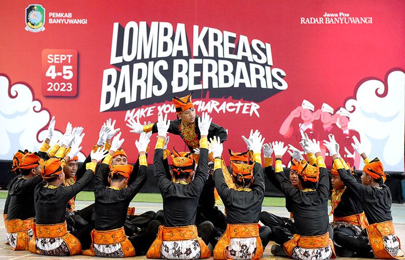TANPA ASAP KENDARAAN: Kegiatan kreasi baris berbaris dilaksanakan di dalam gedung GOR Tawang Alun tahun lalu, sehingga peserta lebih aman dan bebas kemacetan.