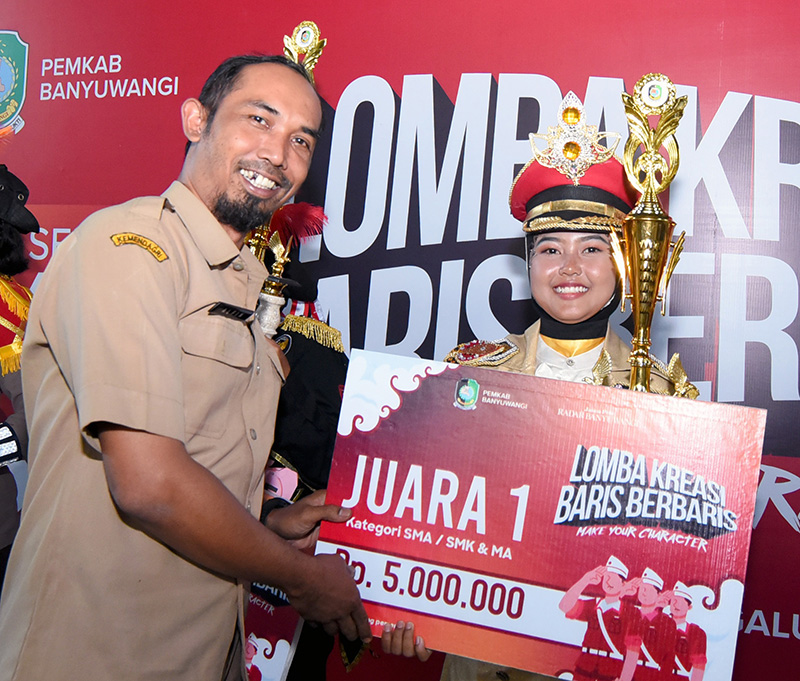 TAHUN KEDUA: Plt Kadispora Banyuwangi Alfin Kurniawan menyerahkan plakat hadiah LKBB tahun lalu.