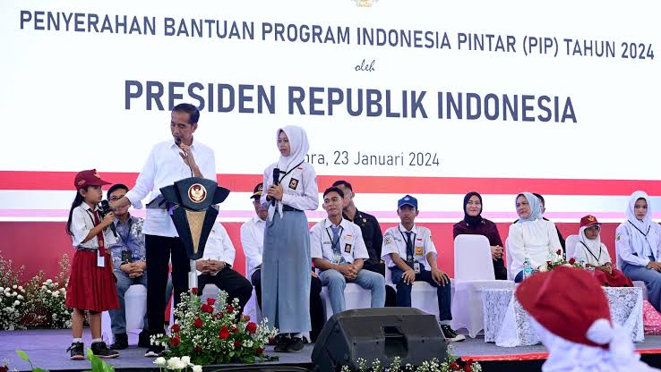 Presiden Joko Widodo didampingi Ibu Iriana Joko Widodo menyerahkan bantuan Program Indonesia Pintar (PIP) yang digelar di GOR Mustika Blora, Kabupaten Blora, Provinsi Jawa Tengah, pada Selasa (23/1).