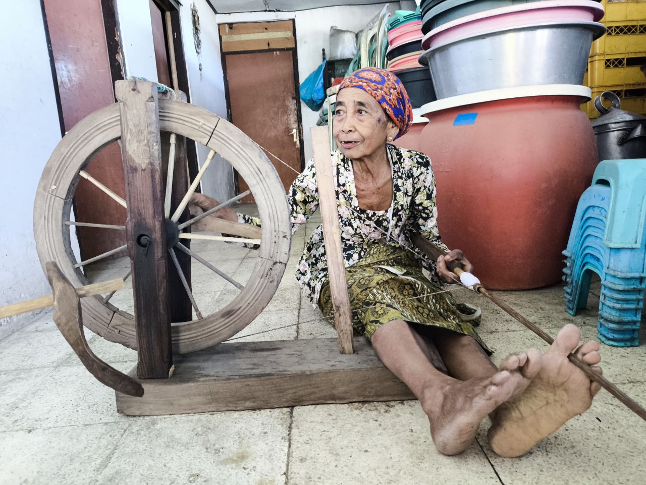 Siami, penenun tradisional asal Desa Jambesari, Kecamatan Giri, Banyuwangi.