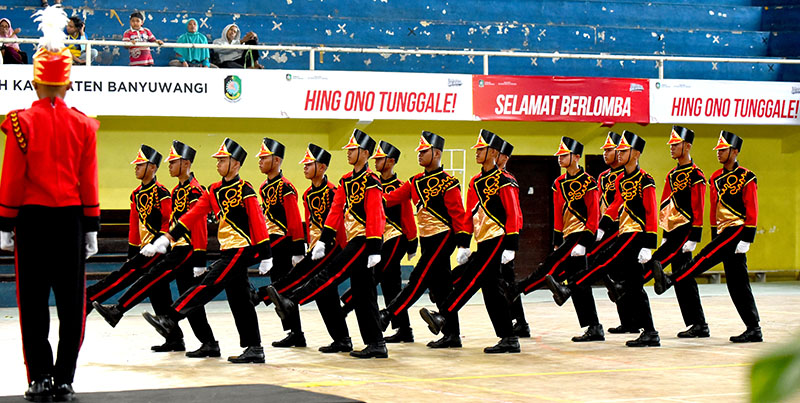 PENGARAH: Komandan peleton (danton) memberikan aba-aba untuk menggerakkan pasukan.