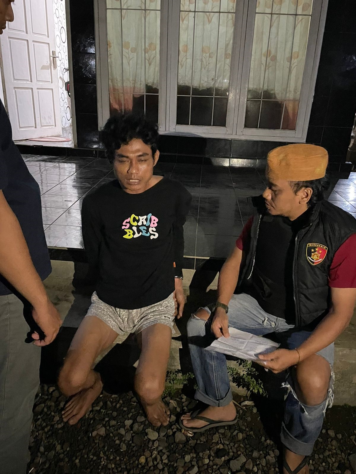 DIRINGKUS: Ari Ramadhani (dua dari kanan) diamankan anggota Unit Reskim Polsek Srono pada Senin (26/8)&nbsp; dini hari.