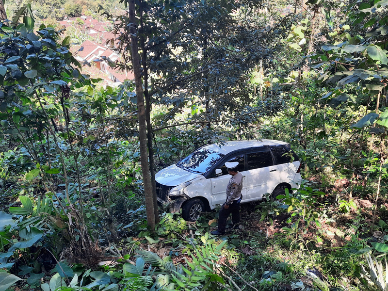 TERPEROSOK: Mobil Daihatsu Xenia masuk ke jurang dengan kedalaman 10 meter di Dusun Barurejo, Desa Kalibaru Manis, Kecamatan Kalibaru Senin (26/8).
