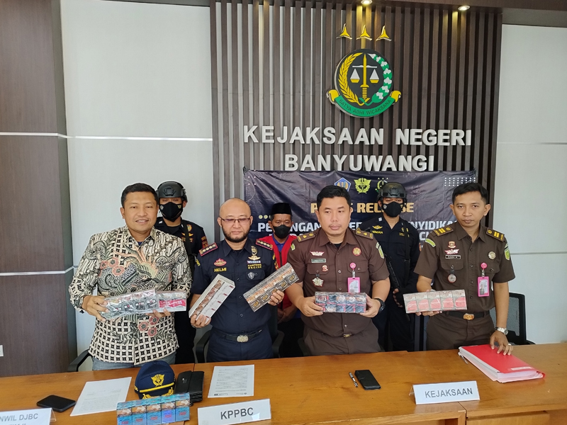 DILIMPAHKAN: Tim Bea Cukai dan Kejaksaan Negeri Banyuwangi saat penyerahan pelaku  pengedar rokok ilegal