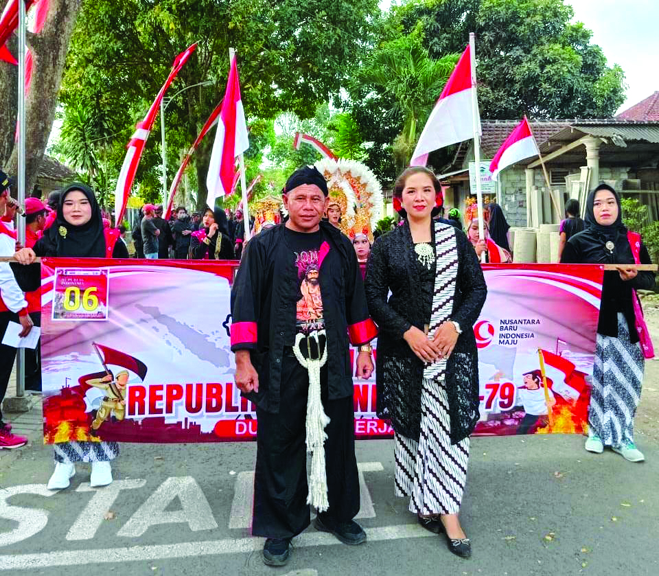 SEMANGAT: Kepala Desa Wringinagung, Kecamatan Gambiran Kondang Suryaningrat beserta istri ikut dalam karnaval di desanya Selasa (27/8).