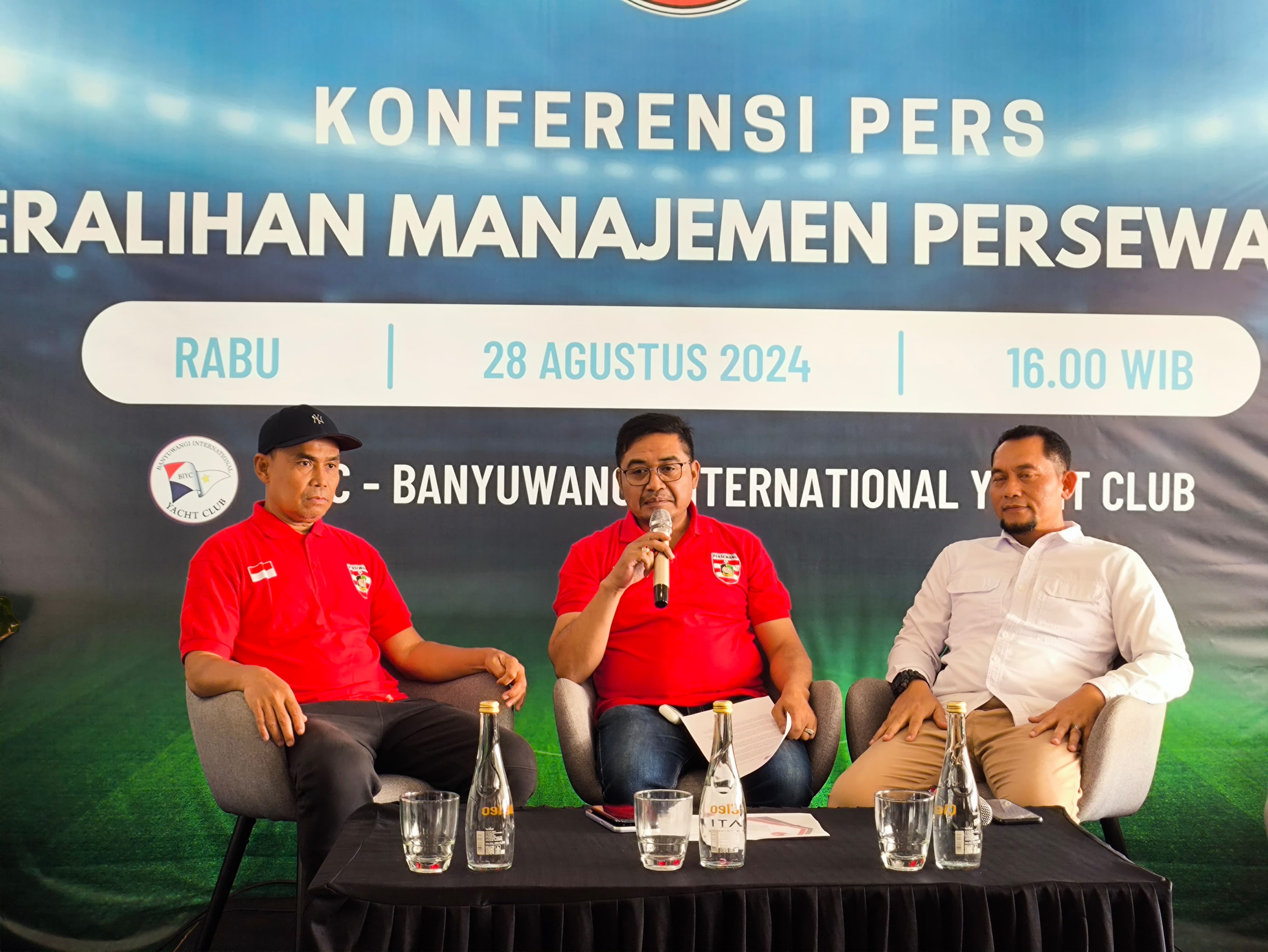 Presiden PERSEWANGI Banyuwangi Handoko dalam konferensi pers peralihan manajemen, Rabu (28/8).